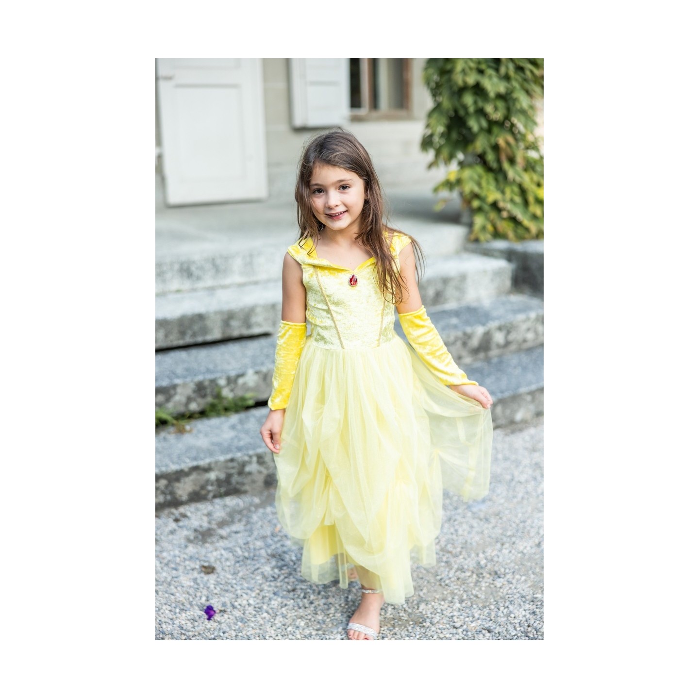 Vestido de Princesa Amarillo con Calentadores de Brazos