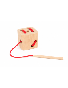 Dado de madera con cordones para enhebrar
