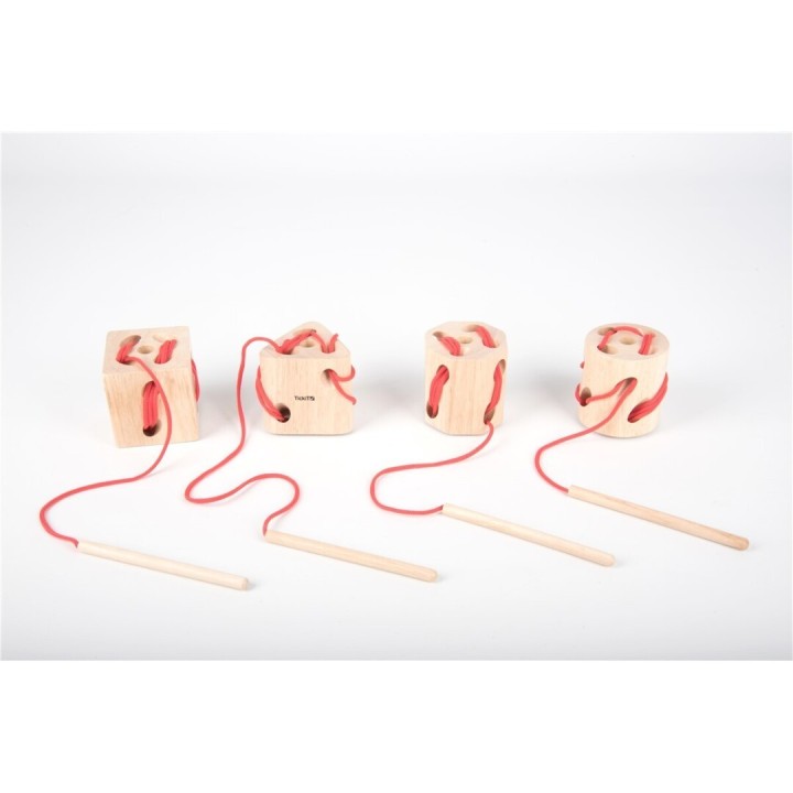 Dado de madera con cordones para enhebrar