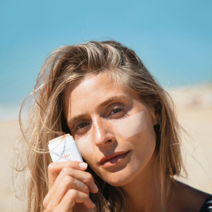EQ Protector Solar Facial en Stick SPF50+ Dorado