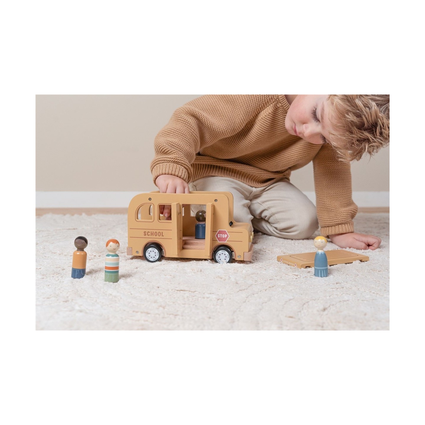Bus Escolar con Muñecos de Madera
