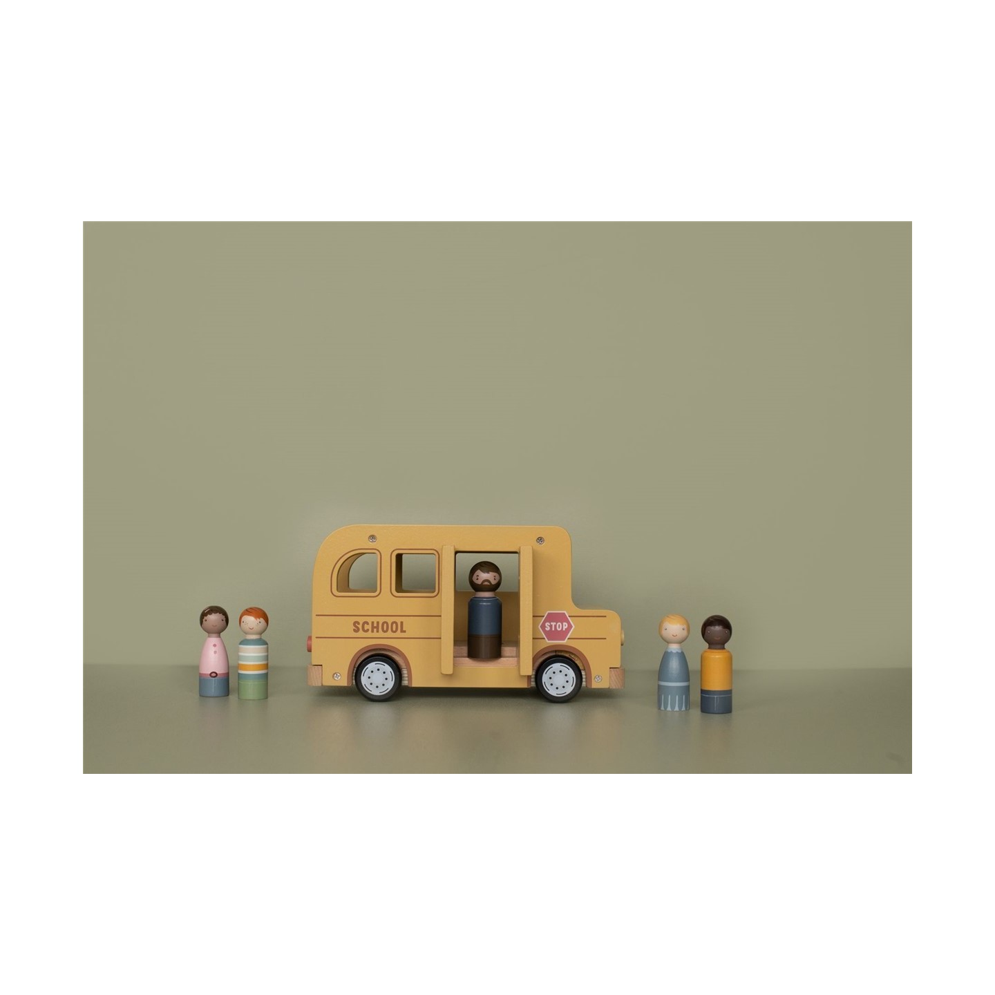 Bus Escolar con Muñecos de Madera