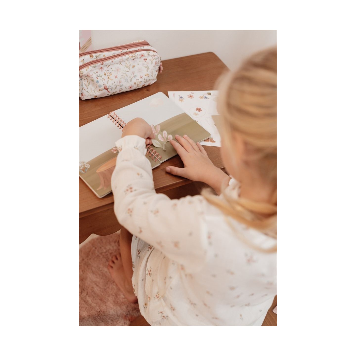 Libro de pegatinas Viste a Rosa Fairy Garden