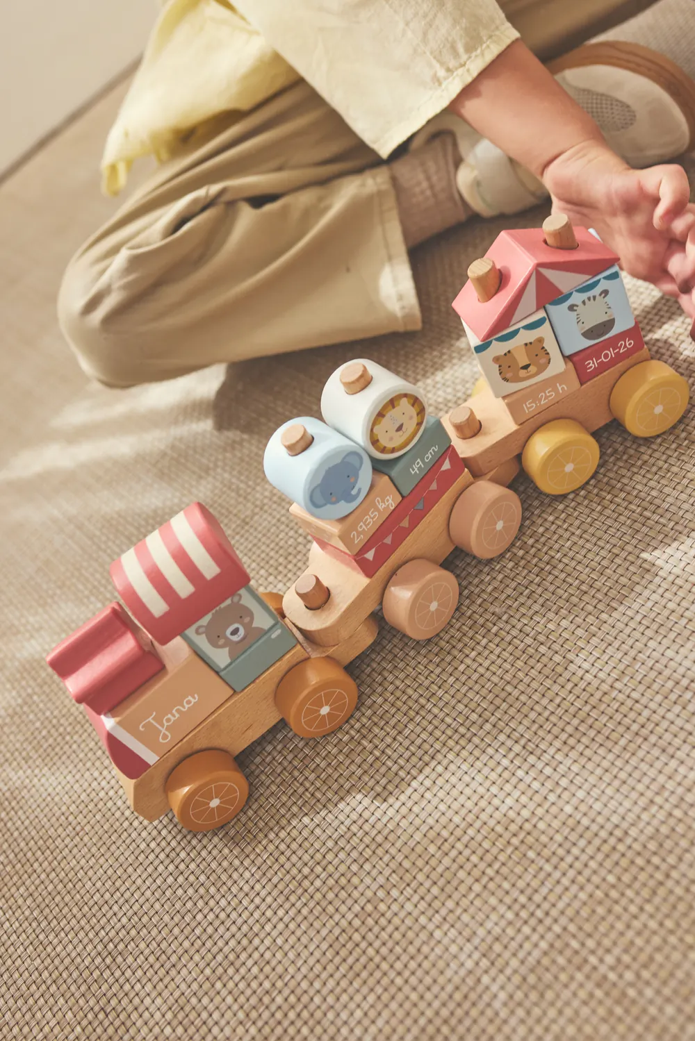 Detalle de un tren de madera Tutete durante el juego