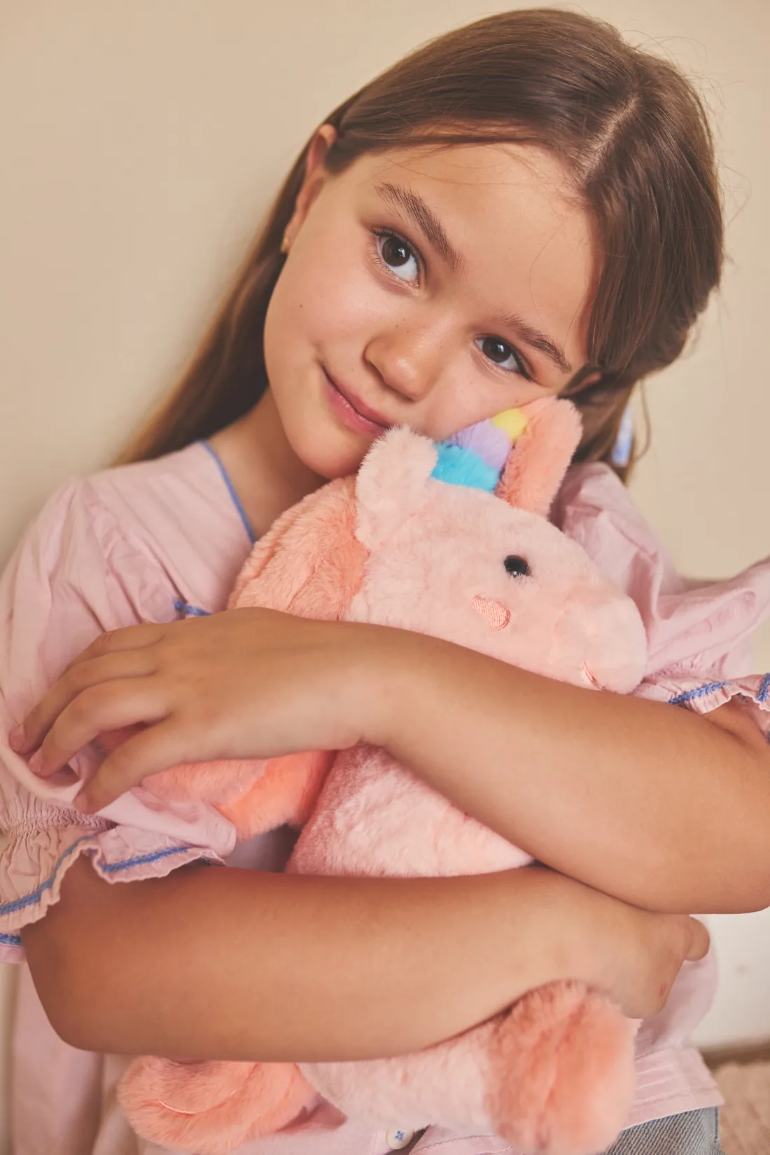 Niña abrazando un peluche unicornio de Tutete