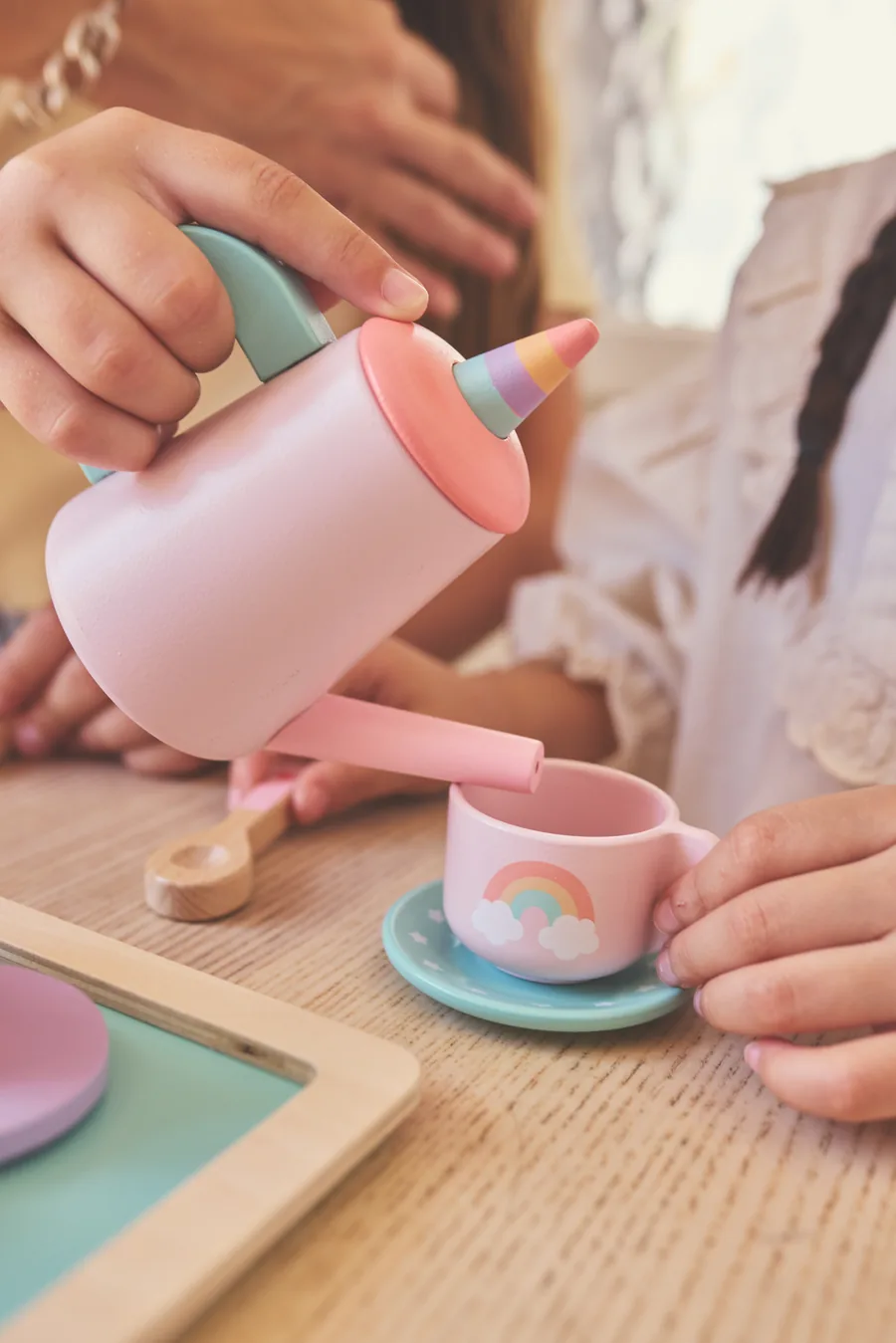 Detalle del juego de té en tonos pastel de Tutete